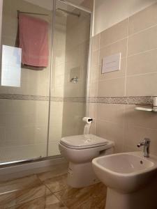 L'oasi del Tuffatore في أغروبولي: حمام مع مرحاض ودش ومغسلة