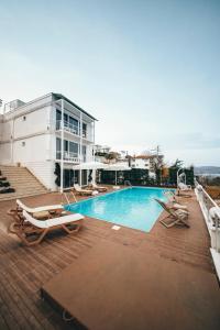The swimming pool at or close to Sapanca View Hotel