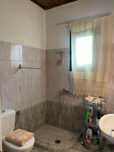 Een badkamer bij Villa Lochia - Ελαφοπήδημα