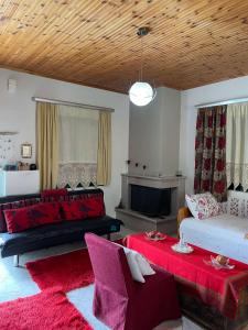 Sala de estar con sofá, cama y mesa en Villa Lochia - Ελαφοπήδημα, en Livádion