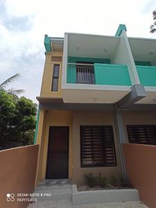 een huis met een balkon ervoor bij 2-Storey Rental Unit w/ Garage in Balanga Bataan in Tinajero