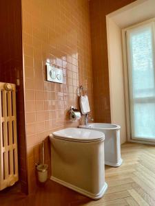 ein Bad mit WC und Waschbecken in der Unterkunft Cà Bèla - Moscova in Mailand