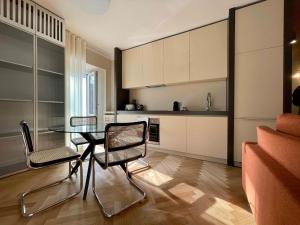 eine Küche mit einem Tisch und Stühlen im Zimmer in der Unterkunft Cà Bèla - Moscova in Mailand
