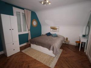 Un pat sau paturi într-o cameră la Le Manoir de Louviers
