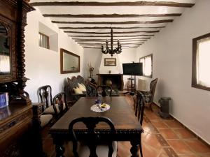 ein Esszimmer mit einem Tisch und Stühlen in der Unterkunft Gran Casa Rural La Vendimia 