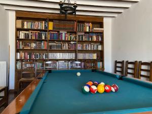 a billiard table in a library with books at Gran Casa Rural La Vendimia 