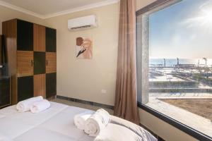 A bed or beds in a room at Matarma Beach Residence