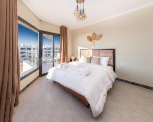 A bed or beds in a room at Matarma Beach Residence