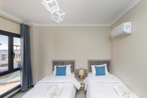 A bed or beds in a room at Matarma Beach Residence
