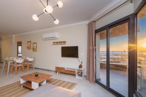 A television and/or entertainment centre at Matarma Beach Residence