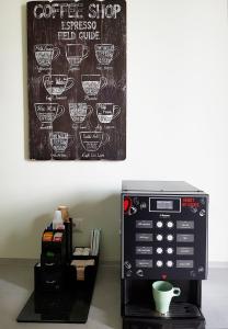 un café avec une tasse sur un four micro-ondes dans l'établissement Maison Carolina, à Naples