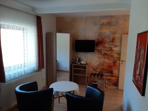 TV a/nebo společenská místnost v ubytování Gasthaus zur Linde