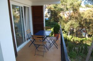 einen Balkon mit einem Tisch und Stühlen darauf in der Unterkunft 501 - Ap. Cant del Ocells in Palafrugell + 8 Fotos