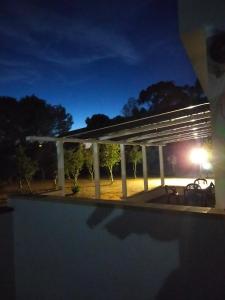 vista sulla piscina di notte di Summer's House a Borgagne