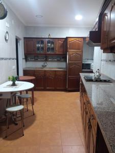 Kuchyň nebo kuchyňský kout v ubytování Casa das Festas