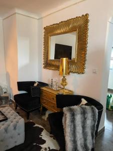 sala de estar con espejo, mesa y sillas en Casa Dolly Boutique B&B, en Cantoria