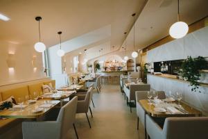 里斯本The Lumiares Hotel & Spa - Small Luxury Hotels Of The World的有桌椅和酒吧的餐厅