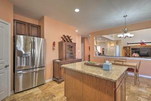 Η κουζίνα ή μικρή κουζίνα στο Spacious Family Home 16 Mi to Downtown Baltimore!