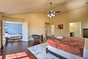 Ένα ή περισσότερα κρεβάτια σε δωμάτιο στο Spacious Family Home 16 Mi to Downtown Baltimore!