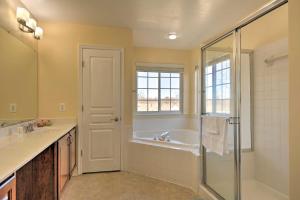 Ένα μπάνιο στο Spacious Family Home 16 Mi to Downtown Baltimore! +26 φωτογραφίες