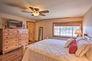 A bed or beds in a room at Modern Deadwood Apt with Mountain Views and Grill! Még 17 kép