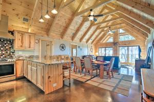 een keuken en eetkamer met een tafel en stoelen bij Twin Acres Scenic Ranch in Texas Hill Country in Florence