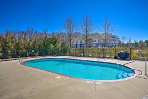 Charming Greensboro Townhouse with Back Patio! في جرينسبورو: مسبح في ساحه فيها سياج