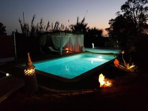- une piscine avec un feu à côté dans l'établissement BO-Piscine chauffée, Bénagil-Carvoeiro, à Carvoeiro