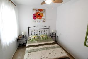 1 dormitorio con 1 cama en una habitación blanca en Apartament Cala Merced Alicante El Campello, en El Campello