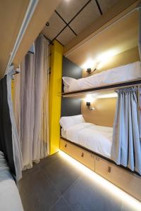 ein paar Etagenbetten in einem Zimmer in der Unterkunft Dpaso hostel in Chantada