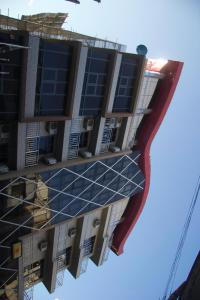 un reflet d'un bâtiment en construction dans l'établissement Zimbo Golden Hotel, à Dar es Salaam