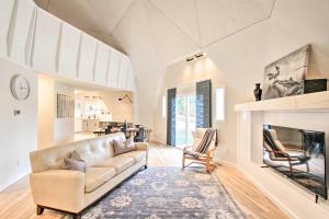 uma sala de estar com um sofá e uma lareira em Geodesic Dome House with Scenic Views and Hot Tub em Eatonville