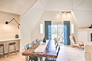 uma sala de jantar com uma mesa de madeira e cadeiras em Geodesic Dome House with Scenic Views and Hot Tub em Eatonville
