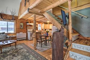 sala de estar con mesa de comedor y cocina en Snowshoe Cabin with Gas Grill Fish and Hike!, en Big Lake