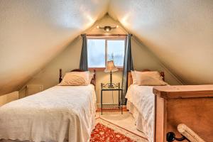 1 dormitorio en el ático con 2 camas y ventana en Snowshoe Cabin with Gas Grill Fish and Hike!, en Big Lake