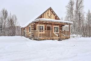una cabaña de madera en la nieve en Snowshoe Cabin with Gas Grill Fish and Hike!, en Big Lake