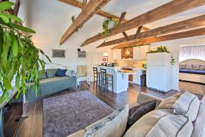 uma sala de estar com um sofá e uma cozinha em Cottage with Scenic Deck on Cedar Creek Reservoir! em Gun Barrel City
