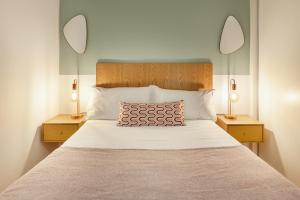 1 dormitorio con 1 cama blanca grande y 2 lámparas en D&S - Porto Theater Apartment en Oporto