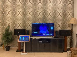 - un salon avec une télévision et des haut-parleurs dans l'établissement MELAKA BEACH VILLA ( A TYPE ), à Kelebang Besar