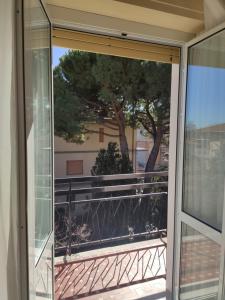 una porta di vetro che dà su un balcone di Appartamenti Bemar a Diano Marina