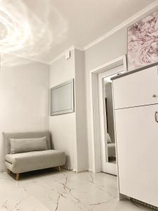 a living room with a couch and a mirror at Glamour Apartment przy plaży, z parkingiem prywatnym in Sopot