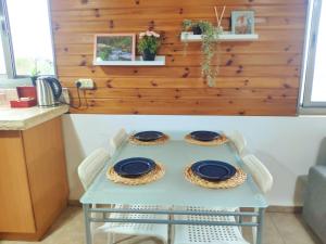 einen Tisch mit zwei Platten in der Küche in der Unterkunft יחידת נוף הרים Nof Harim in Ma'alot-Tarshiha