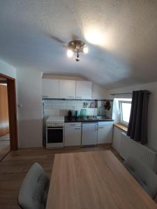 kuchnia ze stołem i wentylatorem sufitowym w obiekcie Appartement Müllner w mieście Kirchdorf in Tirol