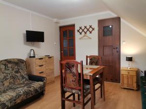 孔瑪查的住宿－Agroturystyka u Marii，客厅配有桌子和沙发