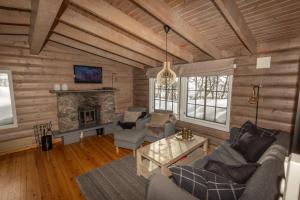 a living room with a couch and a fireplace at Fidjeland Fjellgrend in Fidjeland