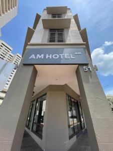 un edificio con un'insegna di hotel di AM Hotel a Singapore