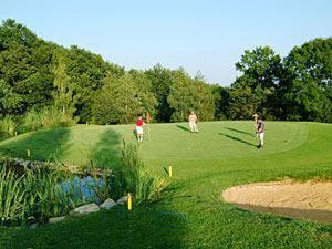 eine Gruppe von Menschen, die auf einem Golfplatz Golf spielen in der Unterkunft Hotel Bliesbrück in Herbitzheim