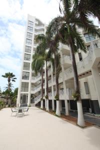 Un edificio con palmeras delante. en Apartamento en el Centro de San Andrés Islas con vista al mar- Edificio Bay Point 703, en San Andrés