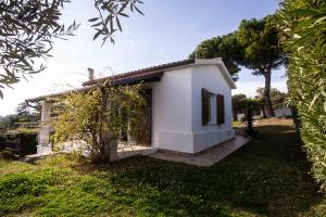 Gallery image of N110 - Numana, villa con giardino e vista mare in Numana