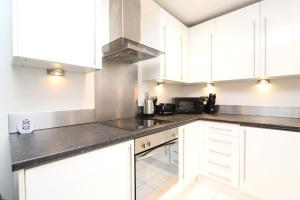 Spacious 1- Bedroom Apartment in E16